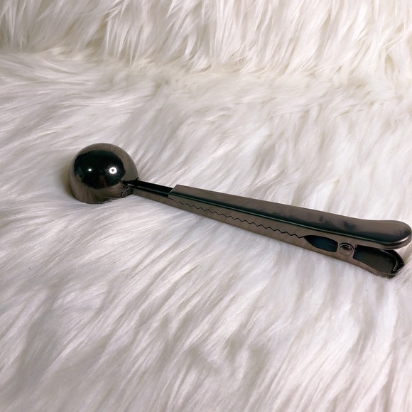 New w/ Flaws Black Coloured Metal Measuring Spoon w/ Clip - Picture 2 of 4